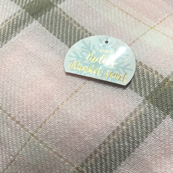 Gertex I count NWT - Ladies blanket scarf fringe ends - approx 50” x 50” - Picture 4 of 4